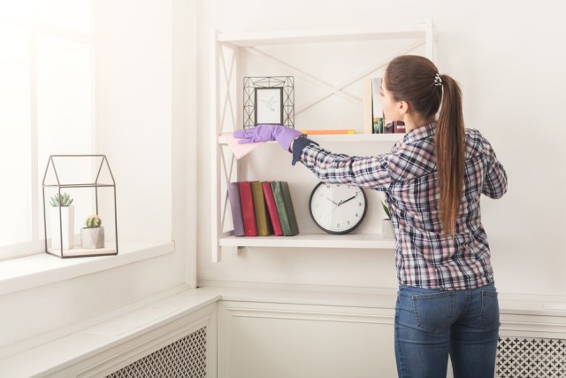 Membersihkan rumah dengan disinfektan yang mengandung Chloroxylenol. Foto: Shutterstock