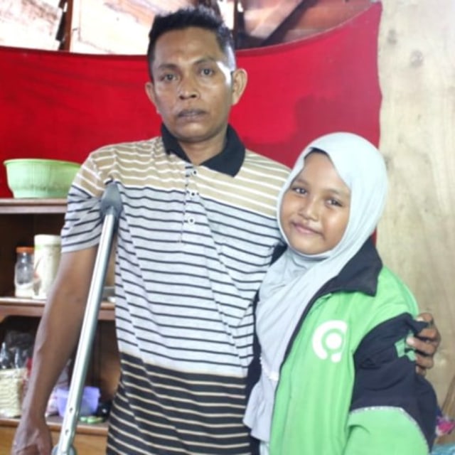 Uskari (kiri) tukang Ojol di Palu dan anaknya bernama Dina (9). Foto: Rian/PaluPoso