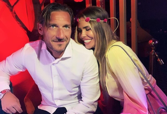 Francesco Totti dan sang istri, Ilary Blasi. Foto: Instagram/@ilaryblasi