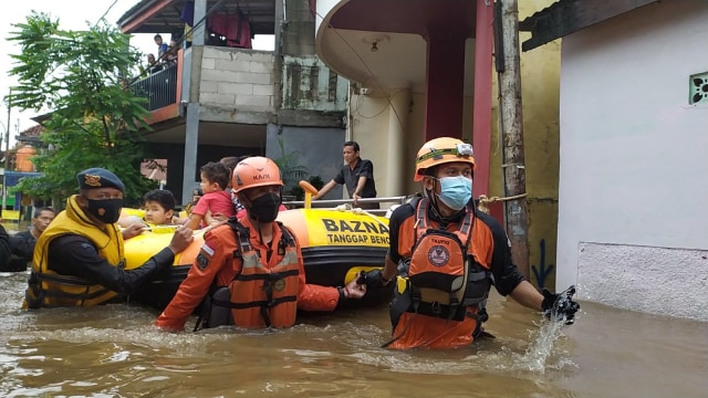 Basarnas Evakuasi Warga Cipinang Melayu yang Terdampak Banjir (48245)