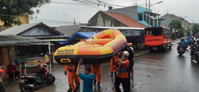 Basarnas Evakuasi Warga Cipinang Melayu yang Terdampak Banjir (48244)