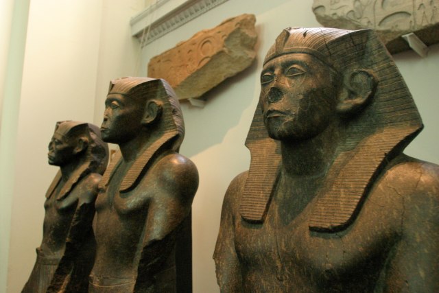 Patung-patung raja Mesir kuno. Foto: Arild Finne Nybø via Flickr