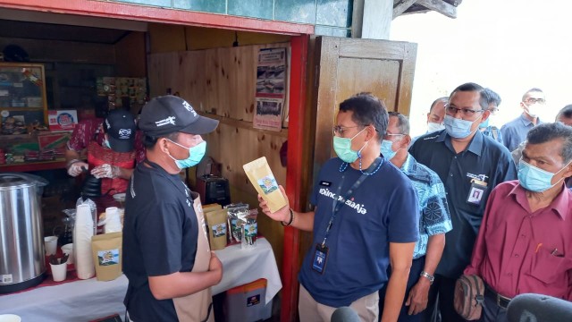 Kegiatan Sandi saat berada Adian Nalombuk Kabupaten Toba Foto: Rahmat Utomo/kumparan