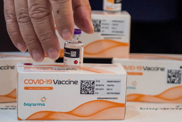 Kemasan vaksin COVID-19 diperlihatkan di Command Center serta Sistem Manajemen Distribusi Vaksin (SMDV), Bio Farma, Bandung, Jawa Barat, Kamis (7/1). Foto: M Agung Rajasa/Antara Foto