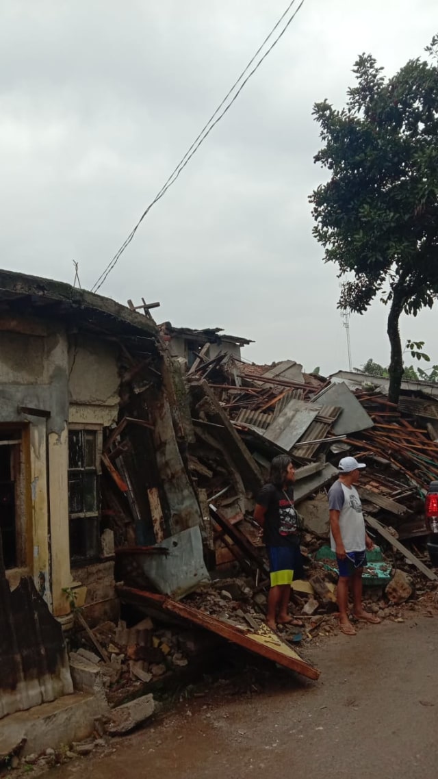 Rumah milik Titin (55) warga Kelurahan Bedahan, Kecamatan Sawangan, yang ambruk saat hujan. Foto: Dok. Istimewa