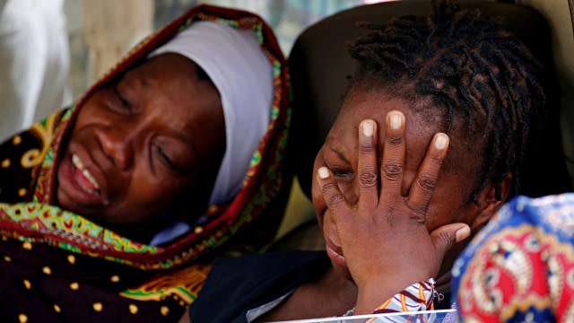 Anggota keluarga Sumba Mufusho, seorang korban yang meninggal usai diterjang topan Idai menangis di dalam mobil, Beira, Mozambik. Foto: Reuters/Siphiwe Sibeko