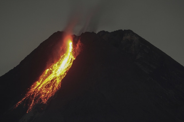 Gunung Merapi Keluarkan Guguran Awan Panas Sejauh 1,5 Km (70606)