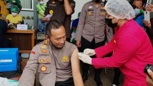 Kapolres Kepulauan Yapen, AKBP A Wakhid P. Utomo menerima vaksin corona. (Dok Polda Papua) 