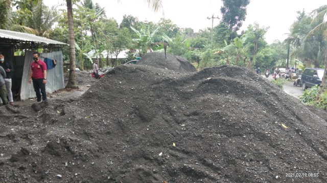 Lokasi galian C di Sungai Pedes, masuk Desa Tanggeran, Kecamatan Tonjong, Kabupaten Brebes. (Foto: Reza Abineri)