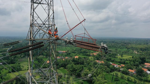 PLN lakukan pemeliharaan jaringan transmisi 500 kV tanpa padam. Foto: Dok. PLN