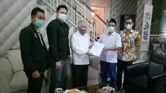 Din Syamsuddin menerima bantuan dari Tim Advokat MHH PP Muhammadiyah. Foto: Dok. PP Muhammadiyah