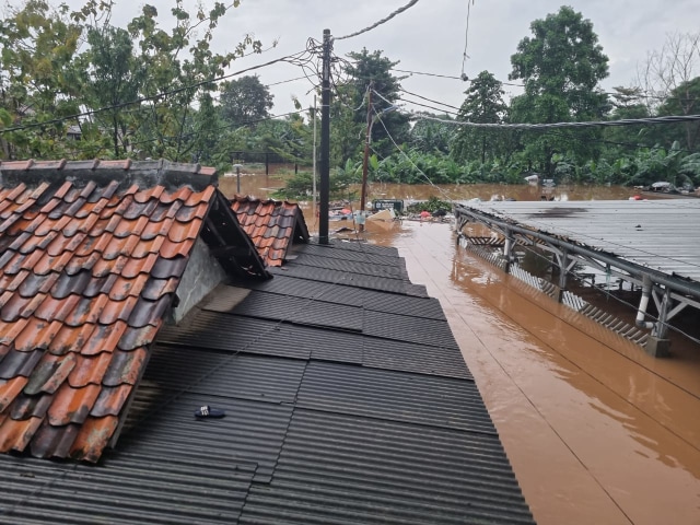 Banjir landa pemukiman warga di Pesanggrahan, Jakarta selatan. Foto: Dok. Dwi