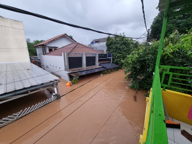 Banjir landa pemukiman warga di Pesanggrahan, Jakarta selatan. Banjir hingga ketinggian 2 meter. Foto: Dok. Dwi