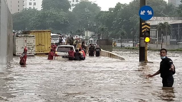 Anggota Brigif Para Raider membantu warga yang terjebak banjir di jalan Tol TB Simatupang, Jakarta, Sabtu (20/2).  Foto: Instagram/@brigifpararaider 17