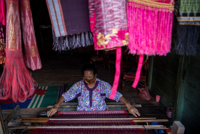 Contoh fungsi kerajinan tekstil sebagai wadah dan pelindung benda adalah