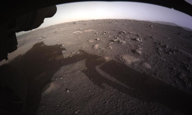 Ini adalah gambar berwarna beresolusi tinggi pertama yang dikirim kembali oleh Hazard Cameras di bagian bawah penjelajah Perseverance NASA setelah mendarat di Mars. Foto: NASA