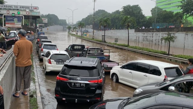 Sejumlah kendaraan terjebak banjir di Tol JORR, Jakarta, Sabtu (20/2).  Foto: Dok. Istimewa