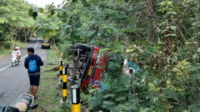 Kecelakaan lalu-lintas tunggal di jalan raya jurusan Bojonegoro-Nganjuk, di Desa Buntalan, Kecamatan Temayang, Kabupaten Bojonegoro.  (foto: dan/beritabojonegoro)