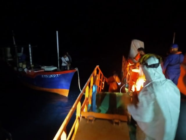 Proses evakuasi kapal nelayan yang mengalami mati mesin di perairan antara Pulau Kayoa dan Makian, Halmahera Selatan, Maluku Utara. Foto: dok. Basarnas Ternate