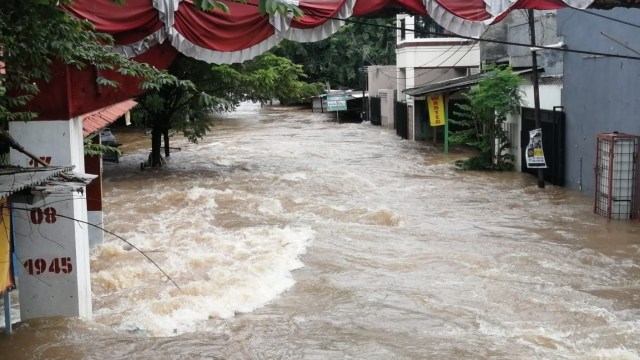 Foto: Banjir di Ciledug Indah, Air Hampir Setinggi Atap Rumah (822)