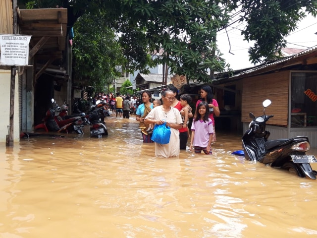 Warga Cipinang Indah, Kalimalang, mulai mengungsi ke tempat yang lebih aman. (dok: Nusantara Palestina Center)