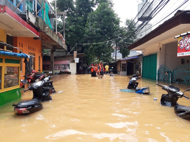 Banjir Jakarta: Sungai Sunter Meluap, Cipinang Indah Terendam Banjir (25130)