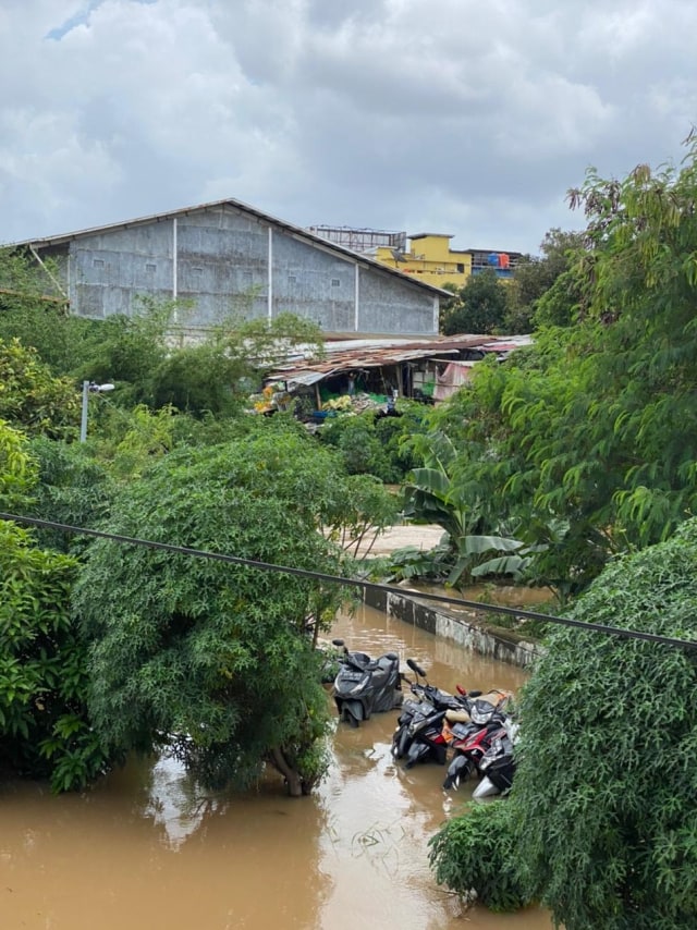 Foto: Banjir di Ciledug Indah, Air Hampir Setinggi Atap Rumah (820)