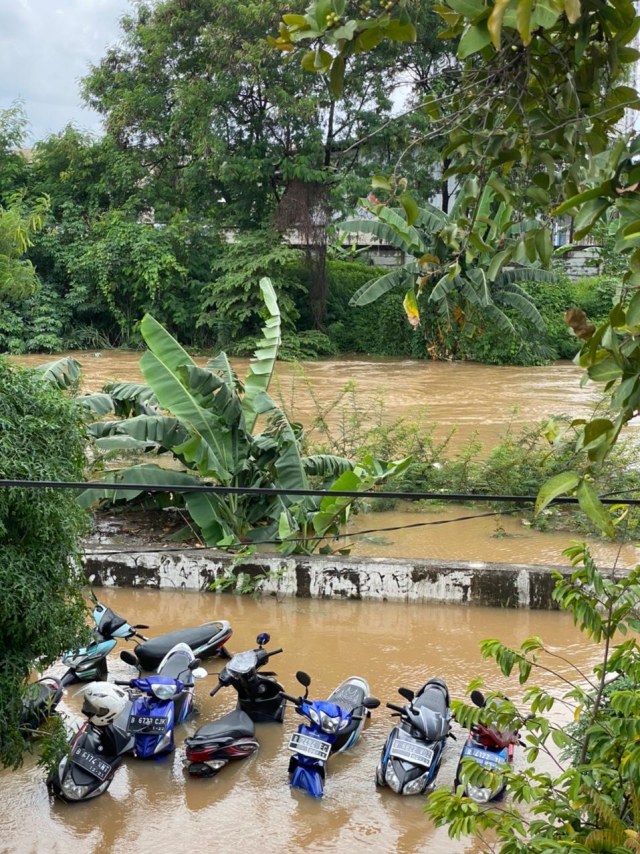Foto: Banjir di Ciledug Indah, Air Hampir Setinggi Atap Rumah (819)