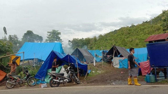 Lokasi pengungsian di Bukit Tinggi, Kecamatan Malunda, Kabupaten Majene, Sulawesi Barat. Foto: Awal Dion/SulbarKini