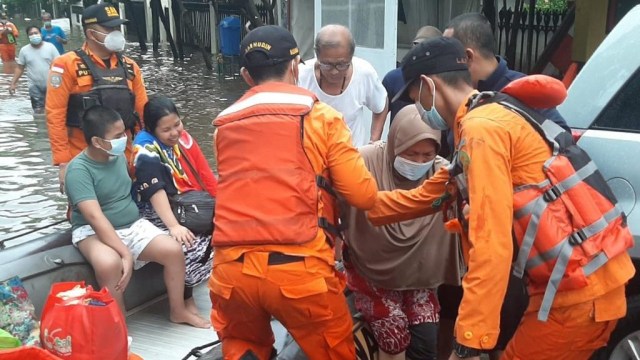 Basarnas Kerahkan Personel Evakuasi Warga Terdampak Banjir Jakarta (259472)