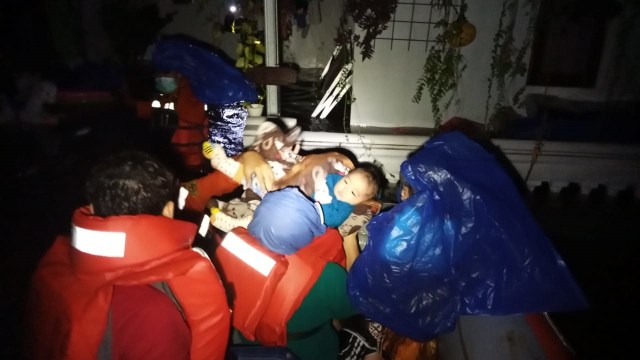 Basarnas Kerahkan Personel Evakuasi Warga Terdampak Banjir Jakarta (259474)