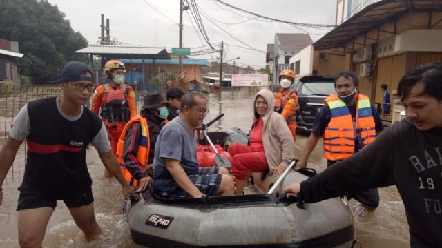 Basarnas evakuasi warga terdampak banjir.  Foto: Dok. Basarnas