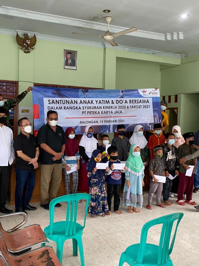 PT Peteka Karya Jala bersama Pertamina RU VI Balongan menggelar syukuran dan doa bersama anak yatim pada Jumat (19/02/2021). (Tomi Indra)