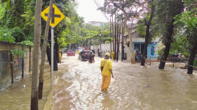 Banjir menggenangi jalan arah Pejaten Village, Jakarta Selatan, Sabtu (20/2). Foto: kumparan