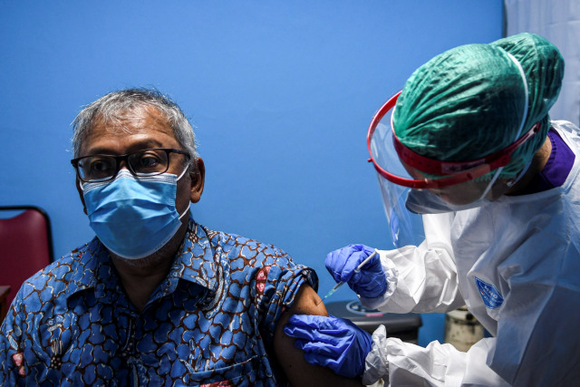 Petugas kesehatan menyuntikkan vaksinasi COVID-19 pada warga lanjut usia (lansia) di RSUD Tanjung Priok, Jakarta Utara, Sabtu (20/2).   Foto: M Risyal Hidayat/ANTARA FOTO