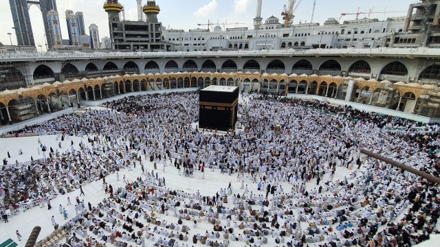 Potret Ka'bah di Kota Mekkah sebagai pusat kiblat umat Muslim di seluruh dunia. Foto: Unsplash/@omrfrkars