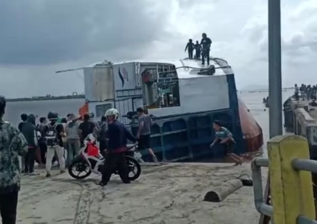 Feri rute Jawai-Tebas terbalik di Tebas Kuala. Foto: Dok Hi!Pontianak