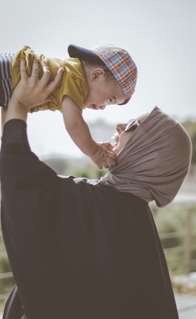 Ilustrasi ibu dan anak dalam keluarga muslim. Sumber: Pinterest