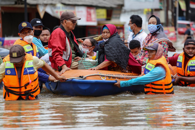 Imbas Banjir Jabotabek: Ruas Tol DKI Terendam hingga Sebabkan Longsor di Bogor (322302)