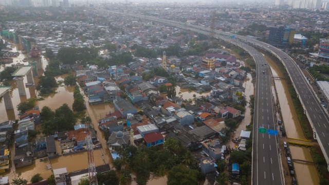 Foto udara banjir di Cipinang Melayu, Jakarta Timur, Sabtu (20/2).  Foto: Fakhri Hermansyah/ANTARA FOTO