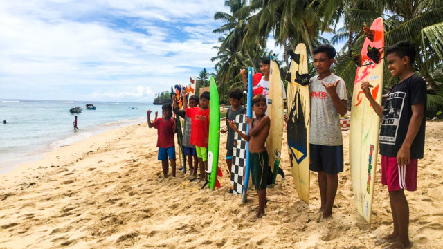 Anak-anak di Morotai saat memegang papan selancar. Foto: Istimewa