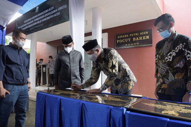 Gubernur Aceh Nova Iriansyah meresmikan penggunaan tujuh unit asrama mahasiswa Aceh di perantauan yang tersebar di Pulau Jawa dan Sumatera. Foto: Humas Setda Aceh