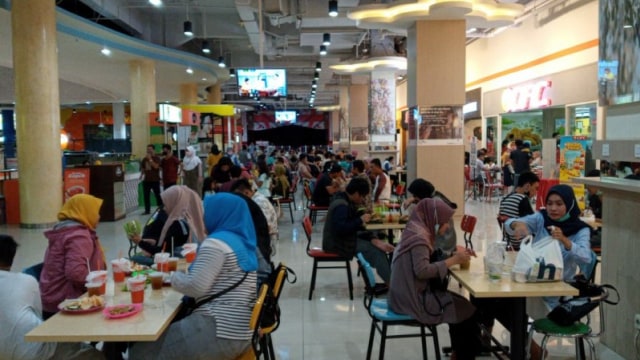 suasana food court di salah satu pusat belanja di Kota Solo