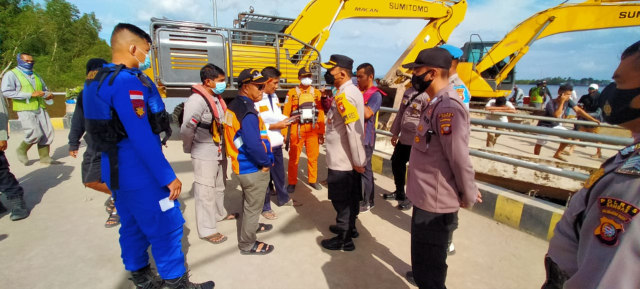 Tim SAR gabungan berkoordinasi saat pendataan penumpang KMP Bili. Foto: Dok Basarnas Pontianak