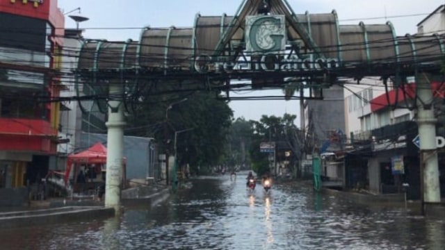 Kondisi banjir di Grand Garden, Kedoya, Jakarta Barat, Minggu (21/2). Foto: Ahmad Ridho melalui Instagram/@itsacong