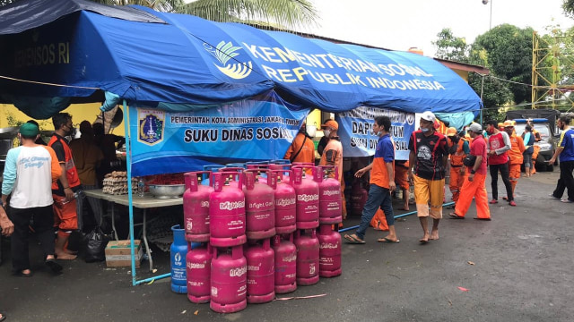 PT Pertamina menyalurkan tabung bright gas ke sejumlah dapur umum di Jakarta. Foto: Pertamina