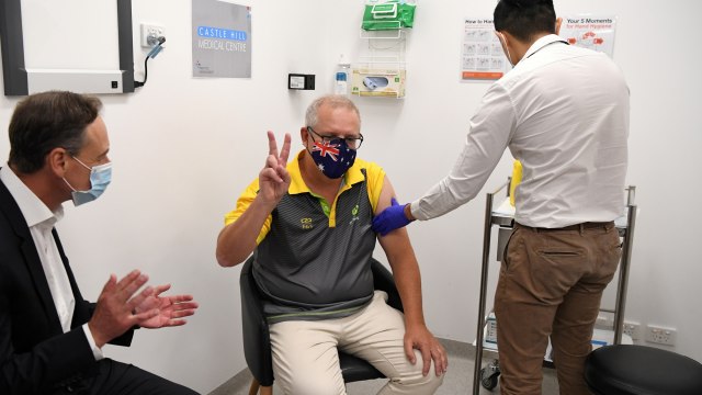 Perdana Menteri Australia Scott Morrison memberi isyarat setelah menerima vaksinasi COVID-19 selama kunjungan ke Castle Hill Medical Centre untuk melihat pratinjau program vaksinasi COVID-19, di Sydney, Australia (21/2). Foto: AAP Image/Joel Carrett/via REUTERS