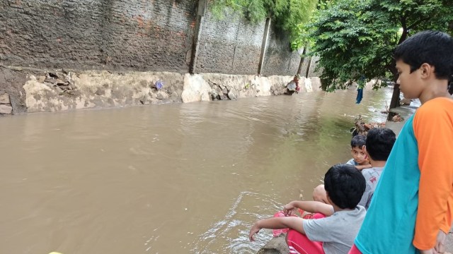Suasana di Jalan Kalibata Pulo Gang V usai banjir 1,5 meter, Jakarta Selatan, Minggu (21/2). Foto: Nur Khafifah/kumparan