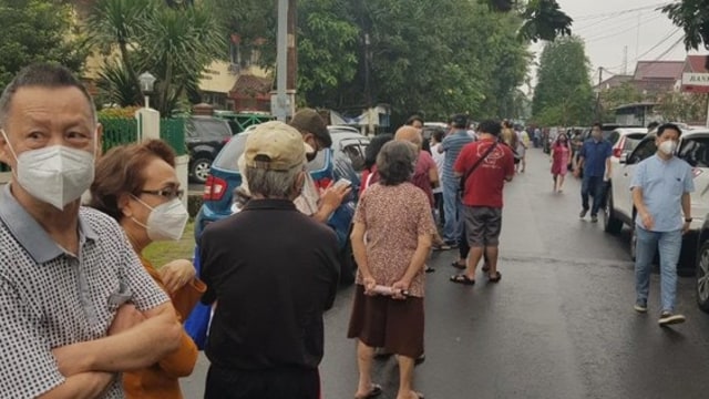 Sejumlah warga lansia mengantre vaksinasi corona di RSUD Kembangan, Jakarta Barat, Minggu (21/2). Foto: Johannes Kimono