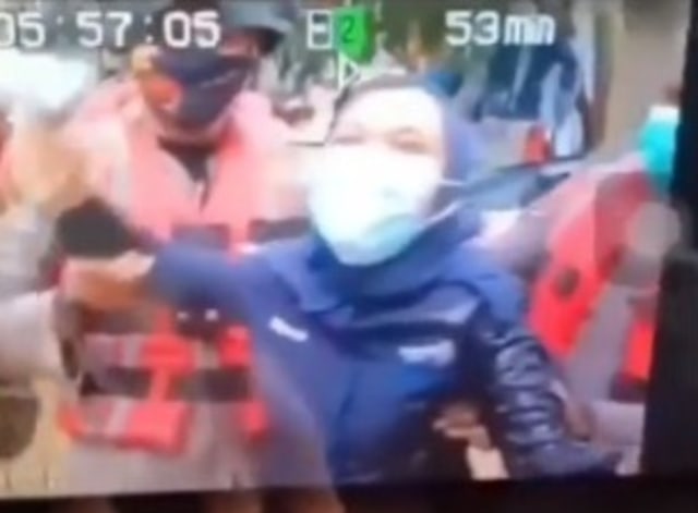 Haru, Reporter Selamatkan Mikrofonnya Meski Dirinya Terjatuh saat Live Banjir (153765)